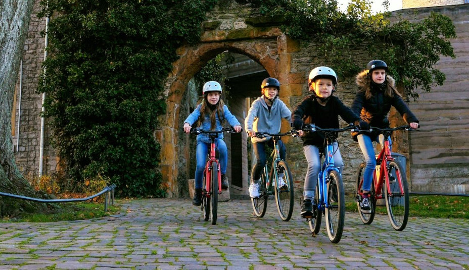 Bicicletele ultra-ușoare Academy pun accent pe detalii și pe ergonomia specifică pentru copii