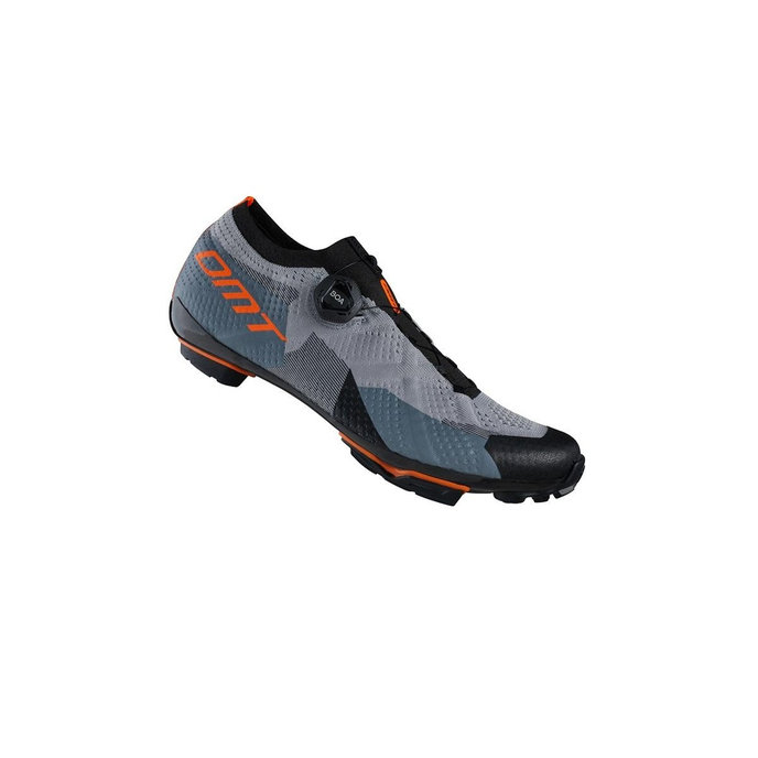 Pantofi de mountain bike cu talpa din carbon si sistem BOA DMT KM1