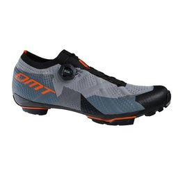 Pantofi de mountain bike cu talpa din carbon si sistem BOA DMT KM1